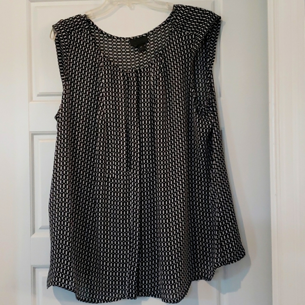 Sleeveless crew neck blouse